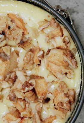 Apple cheesecake with cinnamon and walnuts
