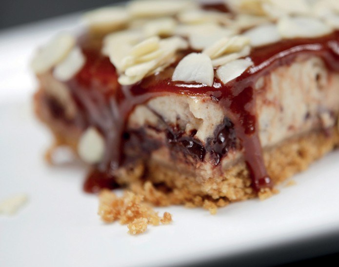 Cheesecake with dates, chocolate and caramel fudge cream
