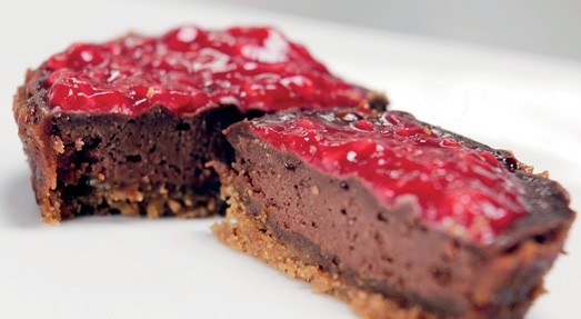 Cheesecake with a nut base and berries